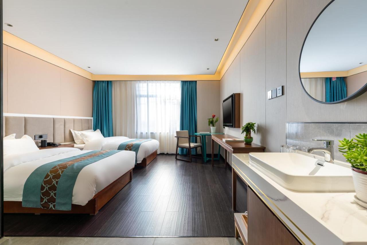 Tangfu - Located In The Center Adjacent To The Subway Station Close To Nanluoguxiang Gulou Temple Tiananmen Square Forbidden Temple Of Heaven Providing Laundry Car And Ticketing Services Beijing